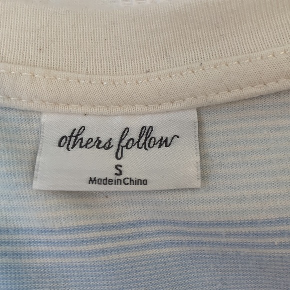 Others follow size small tee - Picture 2 of 2